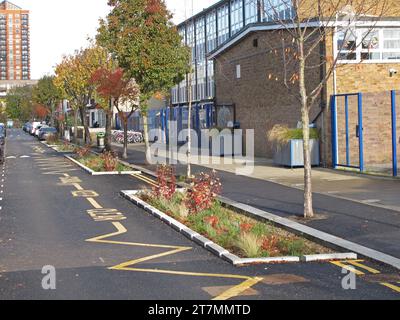 Jardins d'inondation sur la rue Brooke Street, Walthamstow, Londres, Royaume-Uni. Conçu pour absorber l'eau de ruissellement lors de fortes pluies. Banque D'Images