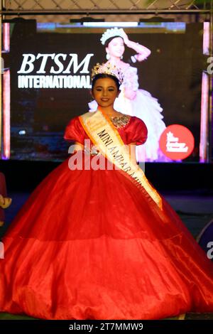 Valence, Carabobo, Venezuela. 15 novembre 2023. 15 novembre 2023. 63 modèles défilés que ''Sofi Shop est également en train de devenir une marque internationale, était cette année en République Dominicaine dans une Fashion week, puis en Colombie Fashion week et maintenant nous nous préparons à aller l'année prochaine à Orlando Fashion week. (Image de crédit : © Juan Carlos Hernandez/ZUMA Press Wire) USAGE ÉDITORIAL SEULEMENT! Non destiné à UN USAGE commercial ! Banque D'Images