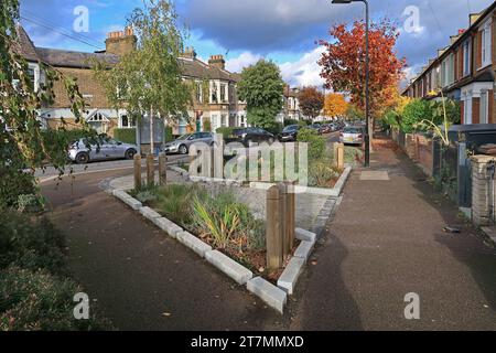 Un « parc de poche » nouvellement installé, faisant partie d'un carrefour rénové et adapté aux piétons à Leytonstone, East London, Royaume-Uni Banque D'Images