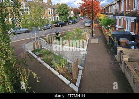 Un parc de poche nouvellement installé, faisant partie d'un carrefour rénové et adapté aux piétons à Leytonstone, East London, Royaume-Uni. Conçu pour absorber l'excès d'eau de pluie Banque D'Images