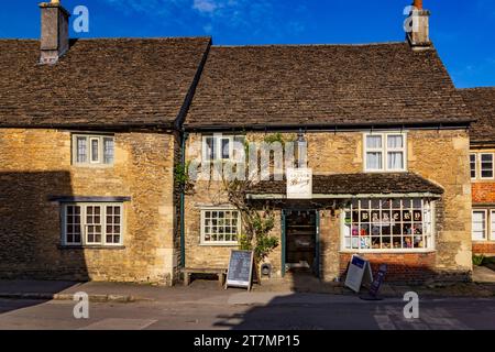 La boulangerie historique et traditionnelle Lacock sur Church Street est une attraction touristique populaire dans le village de Lacock, Wiltshire, Angleterre, Royaume-Uni Banque D'Images