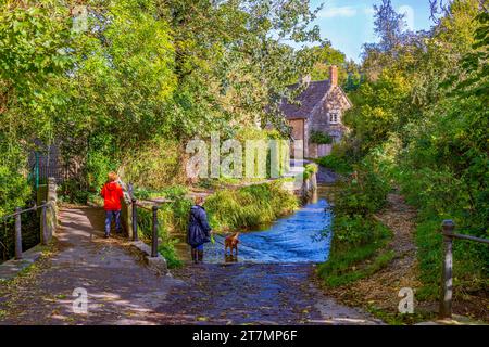 Le gué de Bide Brook et la passerelle sur Nethercote Hill dans le village de Lacock, Wiltshire, Angleterre, Royaume-Uni Banque D'Images