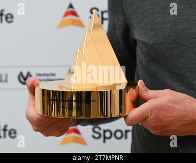 Neu Isenburg, Allemagne. 16 novembre 2023. Michael Stich, ancien joueur de tennis et champion olympique, tient la « Pyramide sportive d'or » lors d'un événement de presse organisé par la Fondation allemande d'aide au sport à Gravenbruch. C'est la récompense la plus précieuse dans le sport allemand. Crédit : Arne Dedert/dpa/Alamy Live News Banque D'Images