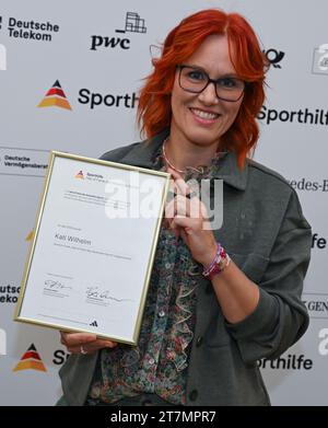 Neu Isenburg, Allemagne. 16 novembre 2023. Kati Wilhelm, championne olympique de biathlon, détient son certificat d'intronisation au « Hall of Fame of German Sport » lors d'un événement de presse organisé par la Fondation allemande d'aide au sport à Gravenbruch. Crédit : Arne Dedert/dpa/Alamy Live News Banque D'Images