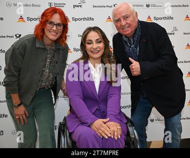 Neu Isenburg, Allemagne. 16 novembre 2023. Kati Wilhelm (de gauche à droite), championne olympique de biathlon, Kristina Vogel, championne olympique de cyclisme sur piste, et Hans-Ullrich 'Ulli' Wegner, entraîneur de boxe, se réunissent lors d'un événement de presse organisé par la Stiftung Deutsche Sporthilfe à Gravenbruch à l'occasion de leur intronisation au 'Hall of Fame of German Sport'. Crédit : Arne Dedert/dpa/Alamy Live News Banque D'Images