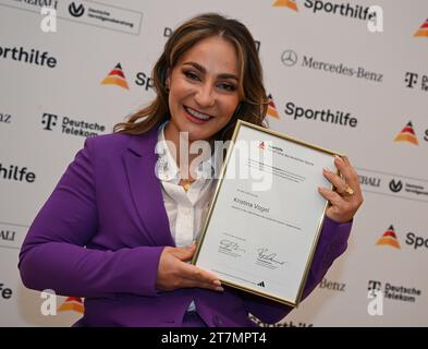 Neu Isenburg, Allemagne. 16 novembre 2023. Kristina Vogel, championne olympique de cyclisme sur piste, détient son certificat d'intronisation au « Hall of Fame of German Sport » lors d'un événement de presse organisé par la Fondation allemande d'aide au sport à Gravenbruch. Crédit : Arne Dedert/dpa/Alamy Live News Banque D'Images