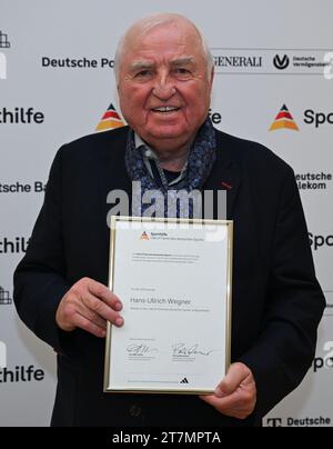 Neu Isenburg, Allemagne. 16 novembre 2023. Hans-Ullrich 'Ulli' Wegner, entraîneur de boxe, détient son certificat d'intronisation au 'Hall of Fame of German Sport' lors d'un événement de presse organisé par la Fondation allemande d'aide au sport à Gravenbruch. Crédit : Arne Dedert/dpa/Alamy Live News Banque D'Images