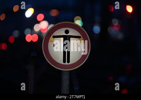 Cologne, Allemagne. 16 novembre 2023. Les lumières des signaux de train brillent derrière un panneau d'interdiction. Le syndicat allemand des conducteurs de train (GDL) avait appelé à une grève de 20 heures chez Deutsche Bahn AG. Crédit : Federico Gambarini/dpa/Alamy Live News Banque D'Images