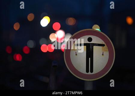 Cologne, Allemagne. 16 novembre 2023. Les lumières des signaux de train brillent derrière un panneau d'interdiction. Le syndicat allemand des conducteurs de train (GDL) avait appelé à une grève de 20 heures chez Deutsche Bahn AG. Crédit : Federico Gambarini/dpa/Alamy Live News Banque D'Images