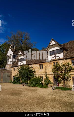 Architecture de style tudor de la cour et de la tour de l'horloge de Lacock Abbey, Wiltshire, Angleterre, Royaume-Uni Banque D'Images