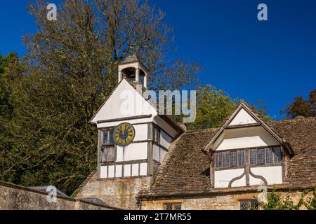 Architecture de style tudor de la cour et de la tour de l'horloge de Lacock Abbey, Wiltshire, Angleterre, Royaume-Uni Banque D'Images