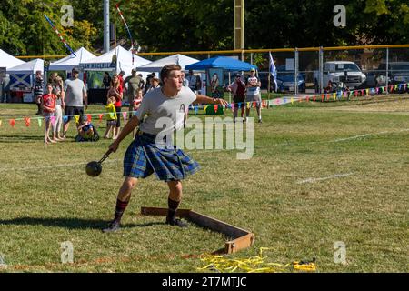 Un concurrent en kilt lance le ballon dans les Highland Games au Moab Celtic Festival, Scots on the Rocks, à Moab, Utah. L'acier b Banque D'Images