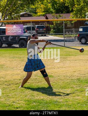 Une concurrente féminine en kilt saute le marteau lors des matchs des Highlands au Moab Celtic Festival, Scots on the Rocks, à Moab, Utah. Banque D'Images