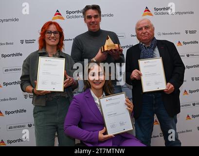 Neu Isenburg, Allemagne. 16 novembre 2023. Kati Wilhelm (de gauche à droite), championne olympique de biathlon, Michael Stich, ancien joueur de tennis et championne olympique, Kristina Vogel, championne olympique de cyclisme sur piste, Hans-Ullrich 'Ulli' Wegner, entraîneur de boxe, se réunissent lors d'un événement de presse organisé par la Stiftung Deutsche Sporthilfe à Gravenbruch pour marquer leur intronisation au 'Hall of Fame' du sport allemand et la remise de la 'Pyramide sportive d'or'. Crédit : Arne Dedert/dpa/Alamy Live News Banque D'Images