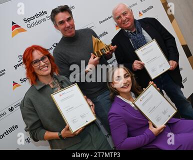 Neu Isenburg, Allemagne. 16 novembre 2023. Kati Wilhelm (de gauche à droite), championne olympique de biathlon, Michael Stich, ancien joueur de tennis et championne olympique, Kristina Vogel, championne olympique de cyclisme sur piste, Hans-Ullrich 'Ulli' Wegner, entraîneur de boxe, se réunissent lors d'un événement de presse organisé par la Stiftung Deutsche Sporthilfe à Gravenbruch pour marquer leur intronisation au 'Hall of Fame' du sport allemand et la remise de la 'Pyramide sportive d'or'. Crédit : Arne Dedert/dpa/Alamy Live News Banque D'Images