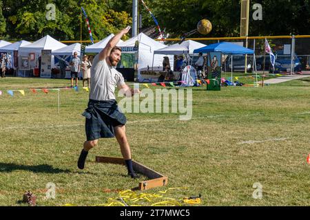 Un concurrent en kilt lance le ballon dans les Highland Games au Moab Celtic Festival, Scots on the Rocks, à Moab, Utah. L'acier b Banque D'Images