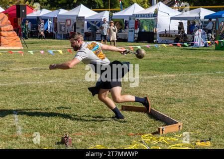 Un concurrent en kilt lance le ballon dans les Highland Games au Moab Celtic Festival, Scots on the Rocks, à Moab, Utah. L'acier b Banque D'Images