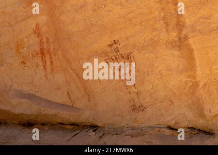 Une figure anthropomorphique et des pictogrammes à empreinte manuelle à Monarch Cave Ruins à Butler Wash. Bears Ears National Mounument dans l'Utah. Peint environ 1000 yes Banque D'Images