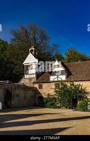 Architecture de style tudor de la cour et de la tour de l'horloge de Lacock Abbey, Wiltshire, Angleterre, Royaume-Uni Banque D'Images