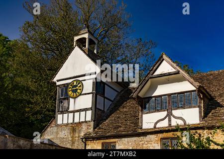 Architecture de style tudor de la cour et de la tour de l'horloge de Lacock Abbey, Wiltshire, Angleterre, Royaume-Uni Banque D'Images