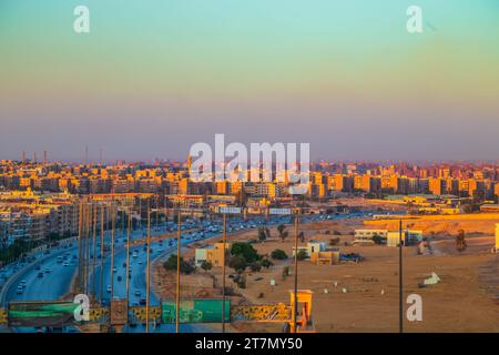 Vue de Gizeh d'en haut au coucher du soleil. Gizeh, Égypte - 15 octobre 2023. Banque D'Images