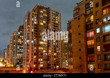 Santiago, le 3 novembre 2017 : immeubles d'appartements dans le centre-ville de Santiago Banque D'Images