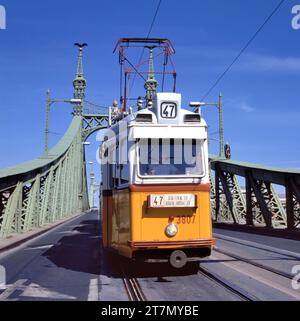 BUDAPEST, HONGRIE-05 SEPTEMBRE 2021 : pont de la liberté à Budapest sur le Danube. Tramway jaune historique sur le pont. Banque D'Images