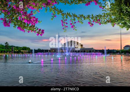 Fontaine multimédia à Wroclaw au coucher du soleil d'été, Pologne Banque D'Images