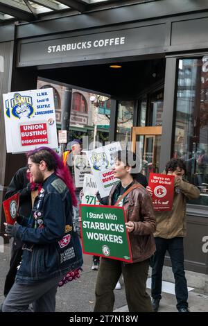 Seattle, États-Unis. 16 novembre 2023. Manifestants et alliés devant l'emblématique 1st et Pike Starbucks Store en face du marché animé de Pike place au cœur du centre-ville de Seattle. La grève nationale de la rébellion de la coupe Rouge commence aujourd'hui. Les travailleurs protestent contre des pratiques de travail déloyales alors que de plus en plus de magasins à travers le pays déménagent pour se syndiquer. Des centaines de grèves de la rébellion de la coupe Rouge dans les magasins Starbucks sont prévues dans tout le pays aujourd'hui, marquant la plus grande grève Starbucks de l'histoire. Crédit : James Anderson/Alamy Live News Banque D'Images