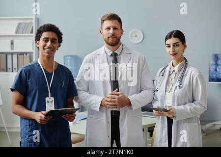 Vue de face taille vers le haut Portrait de divers groupes de médecins souriant à la caméra à l'intérieur de la clinique Banque D'Images