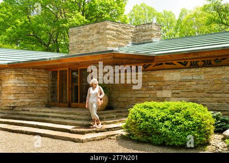 Blond touriste stands sur les marches avant de Kentuck Knob, architecture de style Usonien conçue par Frank Lloyd Wright, Farmington, PA, États-Unis Banque D'Images