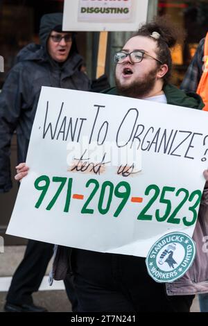 Seattle, États-Unis. 16 novembre 2023. Manifestants et alliés devant l'emblématique 1st et Pike Starbucks Store en face du marché animé de Pike place au cœur du centre-ville de Seattle. La grève nationale de la rébellion de la coupe Rouge commence aujourd'hui. Les travailleurs protestent contre des pratiques de travail déloyales alors que de plus en plus de magasins à travers le pays déménagent pour se syndiquer. Des centaines de grèves de la rébellion de la coupe Rouge dans les magasins Starbucks sont prévues dans tout le pays aujourd'hui, marquant la plus grande grève Starbucks de l'histoire. Crédit : James Anderson/Alamy Live News Banque D'Images