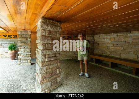 L'homme se tient dans le garage carport du Kentuck Knob, architecture de style Usonian conçu par Frank Lloyd Wright, Farmington, PA, USA Banque D'Images