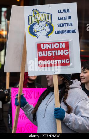 Seattle, États-Unis. 16 novembre 2023. Manifestants et alliés devant l'emblématique 1st et Pike Starbucks Store en face du marché animé de Pike place au cœur du centre-ville de Seattle. La grève nationale de la rébellion de la coupe Rouge commence aujourd'hui. Les travailleurs protestent contre des pratiques de travail déloyales alors que de plus en plus de magasins à travers le pays déménagent pour se syndiquer. Des centaines de grèves de la rébellion de la coupe Rouge dans les magasins Starbucks sont prévues dans tout le pays aujourd'hui, marquant la plus grande grève Starbucks de l'histoire. Crédit : James Anderson/Alamy Live News Banque D'Images