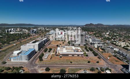 Vue aérienne des gratte-ciel de la ville avec de grands gratte-ciel et des rues vides de Gaborone, Botswana, Afrique Banque D'Images