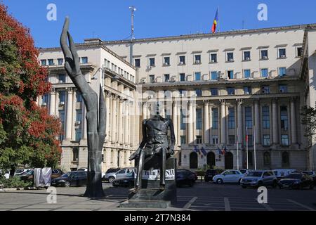 Iuliu Maniu (1873-1953) sculpture, Piața Revoluției (place de la Révolution), Vieille ville, Centre historique, Bucarest, Roumanie, Europe Banque D'Images