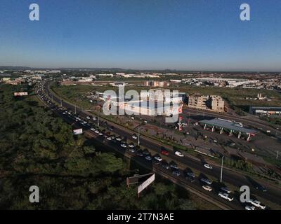 Une vue aérienne d'une vue aérienne de trafic tôt le matin près de Sebele Gaborone, Botswana, Afrique Banque D'Images