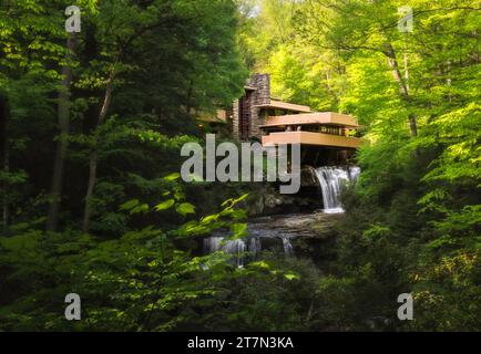 Falling Water, Frank Lloyd Wright a conçu la maison chef-d'œuvre, forêt rurale dans Laurel Highlands, Farmington, Pennsylvanie, États-Unis Banque D'Images