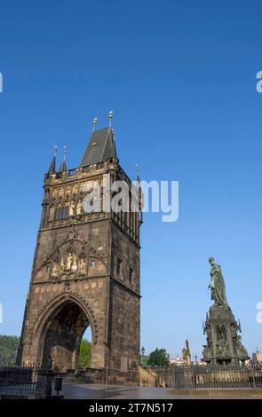 Statue en bronze du roi Charles IV sur la place Krizovnicke, près du pont Charles à Prague, République tchèque, en journée ensoleillée Banque D'Images