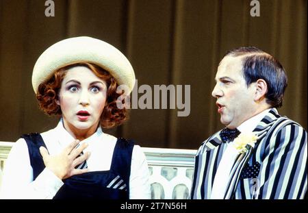 Lesley Garrett (Yum-Yum), Bonaventura BOTTONE (Nanki-Poo) dans LE MIKADO à l'English National Opera (ENO), London Coliseum WC2 21/09/1994 musique : Arthur Sullivan livret : W S Gilbert chef d'orchestre : Sian Edwards décor : Stefanos Lazaridis costumes : Sue Blane éclairage original : réalisateur Davy Cunningham chorégraphie originale : Anthony van Miller Banque D'Images