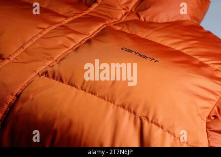 Superbes photos détaillées d'une veste orange Carhartt en duvet orange chaud, streetwear, mode, chaud, hiver Banque D'Images