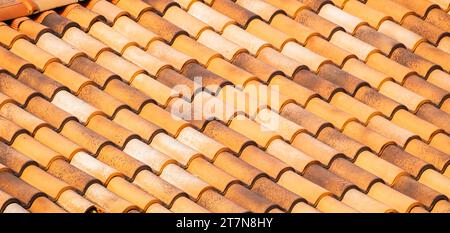 Tuiles espagnoles pour toit. Tuiles rouges sur la maison comme image de fond. Les tuiles de surface de toiture en bardeaux recouvrent le motif et la texture Banque D'Images