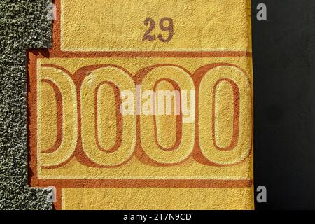 Design architectural décoratif, éléments de façade colorés, conçus comme une combinaison peinte de chiffres 29 et de formes de trois et demi-noughts. Banque D'Images