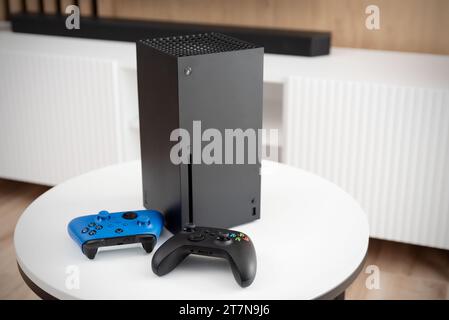 Wroclaw, Pologne - 13 NOVEMBRE 2023 : XBOX Series X est une console de jeu populaire Banque D'Images