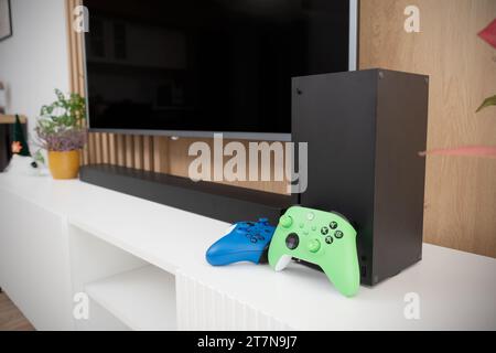 Wroclaw, Pologne - 13 NOVEMBRE 2023 : XBOX Series X est une console de jeu populaire Banque D'Images