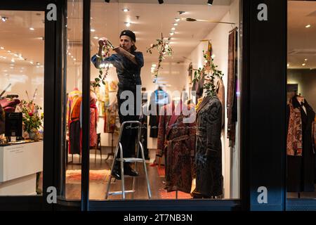 USAGE ÉDITORIAL SEULEMENT Une vue de Daniel Hanson sur Savile Row alors que les décorations sont ajustées lors de la lumière de Noël au cœur de Mayfair. Date de la photo : jeudi 16 novembre 2023. Banque D'Images