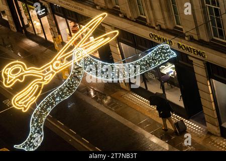 ÉDITORIAL USAGE SEULEMENT Une vue des lumières de Noël Savile Row au cœur de Mayfair. Date de la photo : jeudi 16 novembre 2023. Banque D'Images