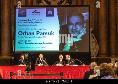 Le Palazzo Ducale a accueilli une rencontre littéraire extraordinaire avec l’écrivain turc Orhan Pamuk, prix Nobel de littérature en 2006, qui a discuté de son nouveau livre, Memories of lointain Mountains, avec le journaliste Marco Ansaldo et avec l’écrivain Andrea Canobbio. Banque D'Images