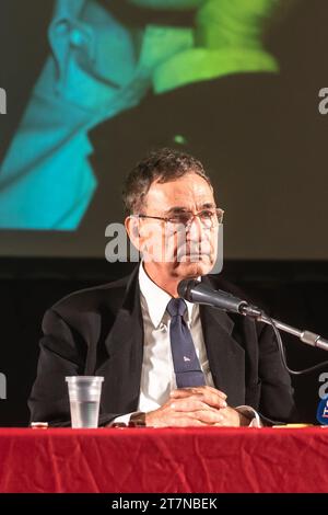 Le Palazzo Ducale a accueilli une rencontre littéraire extraordinaire avec l’écrivain turc Orhan Pamuk, prix Nobel de littérature en 2006, qui a discuté de son nouveau livre, Memories of lointain Mountains, avec le journaliste Marco Ansaldo et avec l’écrivain Andrea Canobbio. Banque D'Images