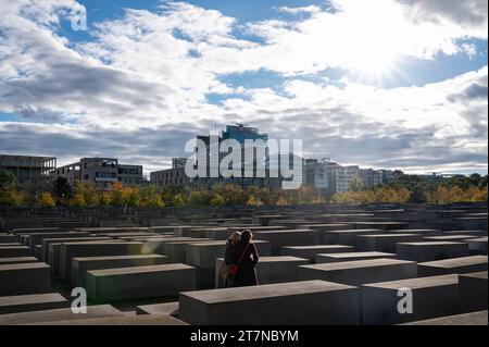 21.10.2023, Berlin, Deutschland, Europa - Stadtbild mit dem Denkmal fuer die ermordeten Juden Europas Holocaust-Mahnmal und dem Potsdamer Platz im Berliner Bezirk Mitte. *** 21 10 2023, Berlin, Allemagne, Europe Paysage urbain avec le Mémorial des Juifs assassinés d'Europe Mémorial de l'Holocauste et Potsdamer Platz dans le district de Berlins Mitte Credit : Imago/Alamy Live News Banque D'Images